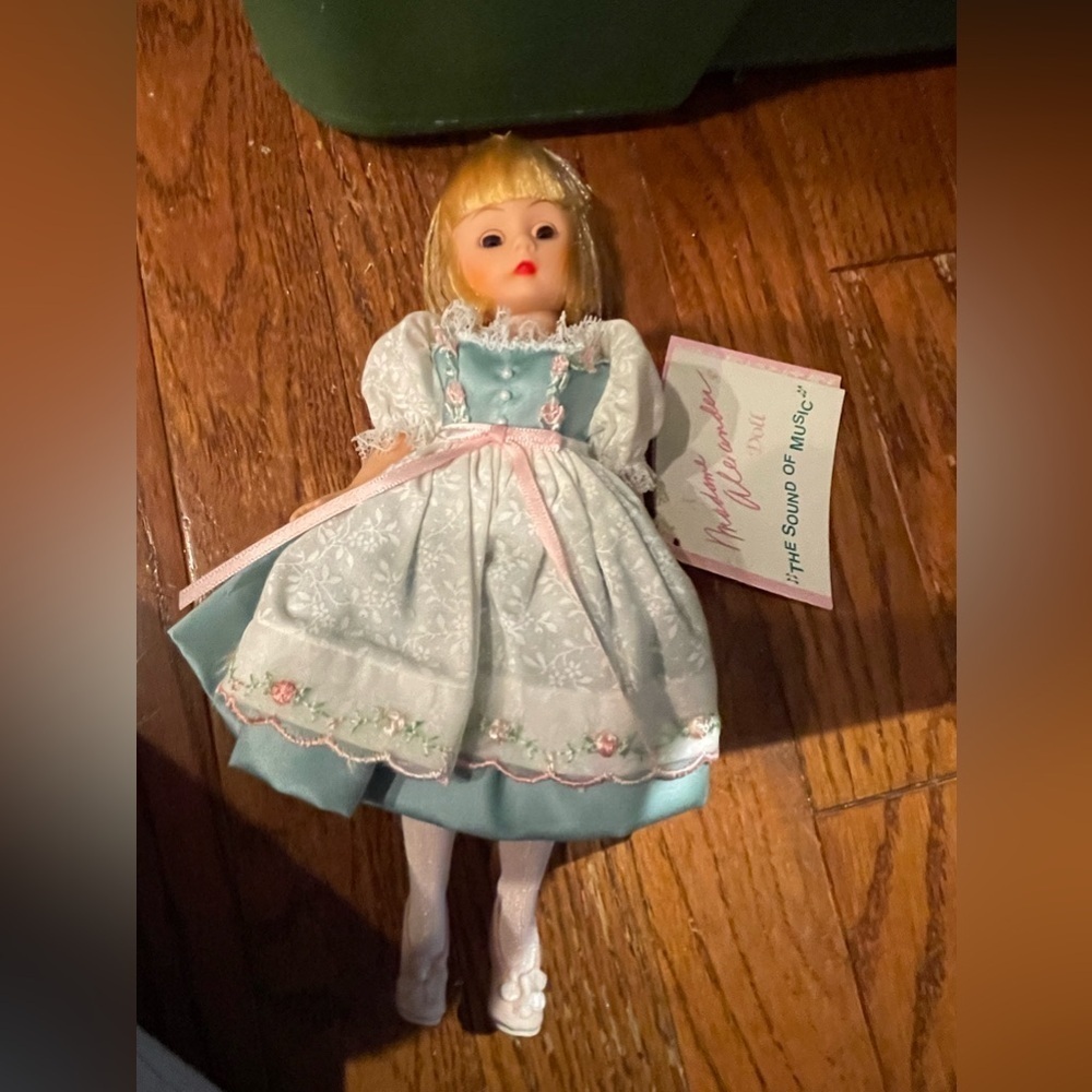 Madame Alexander Sound of Music Maria Doll 1110 Party Dress Stand 10"